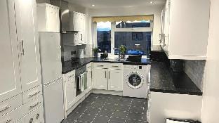 Spacious 3Bed/1Bath Pet Friendly Flat w/ Free WiFi Hotel in Harrow