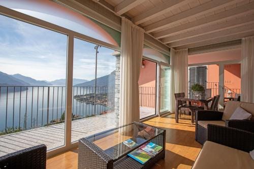 Residence CaFelicita - Apartments Lake View - Infinity Pool - Jacuzzi Hotel in Colico