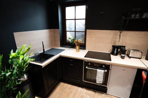 Capsule Secret - Jacuzzi - Netflix & Home cinema - Jeux de couple - Barre de pole dance Hotel in Valenciennes