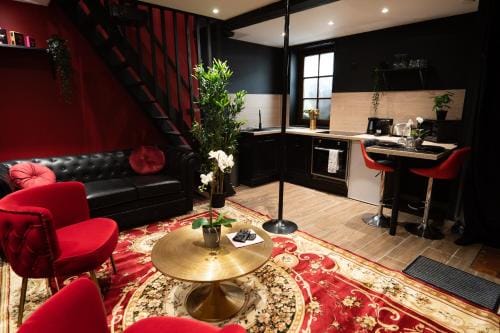 Capsule Secret - Jacuzzi - Netflix & Home cinema - Jeux de couple - Barre de pole dance Hotel in Valenciennes