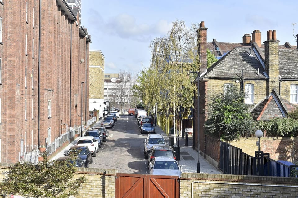 Calm 2BR apt w/parking & patio, 15mins to London Eye Hotel in London Borough of Southwark