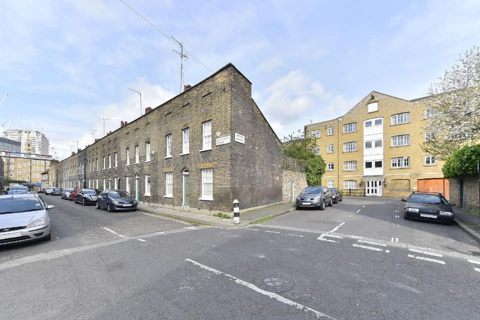 Calm 2BR apt w/parking & patio, 15mins to London Eye Hotel in London Borough of Southwark