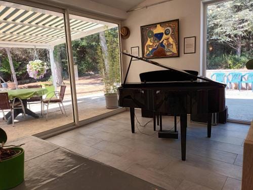 Chambres tomate, dans maison avec petit escalier a 6km du festival de piano de la roque d'antheron Hotel in Rognes