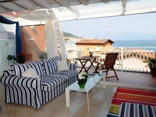 Antiche Rive Holidays Apartments Hotel in Salo