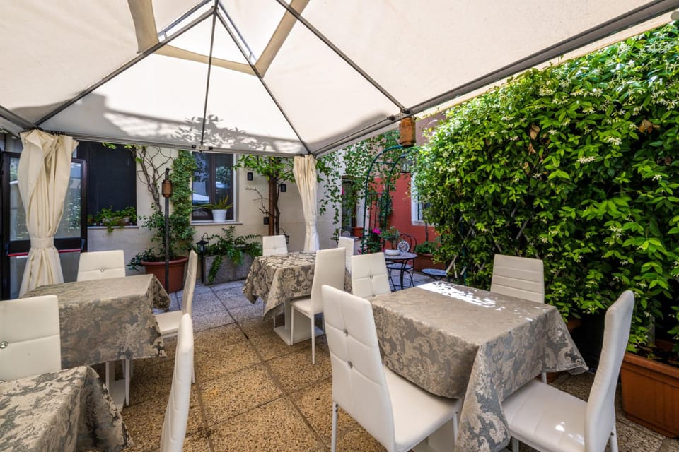 Hotel Apostoli Garden Hotel in Venice