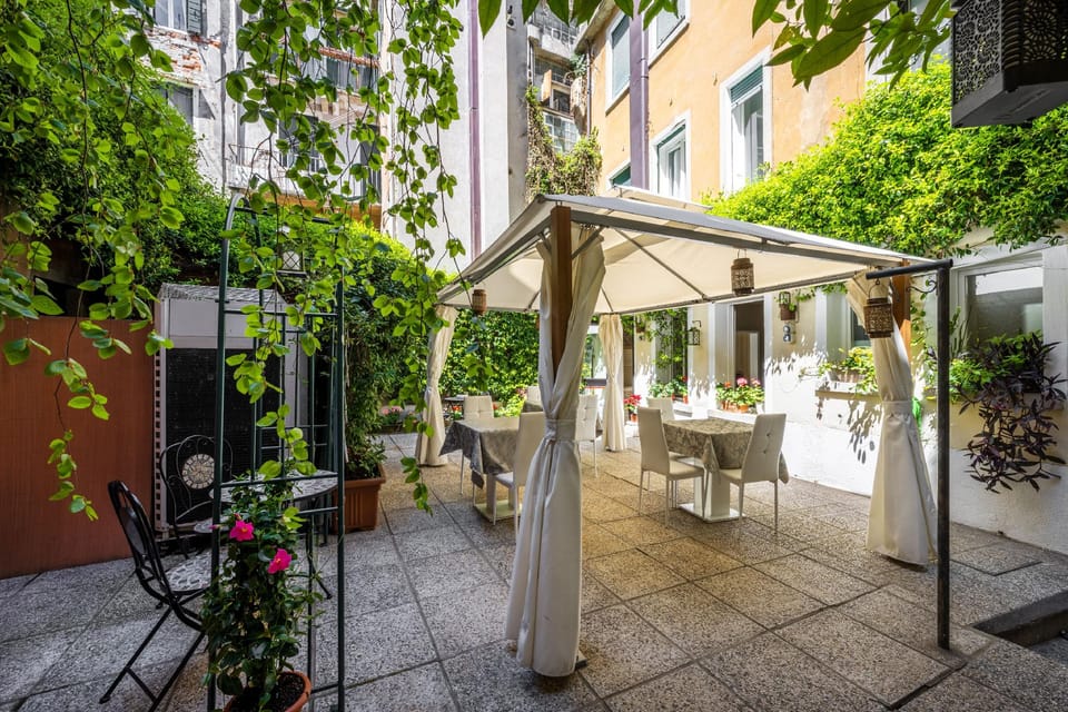 Hotel Apostoli Garden Hotel in Venice