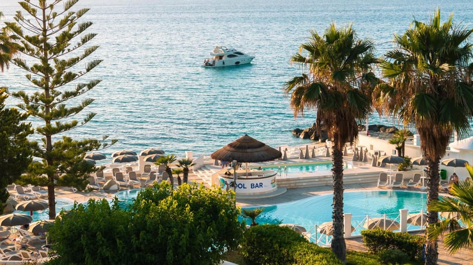 Cala Petrosa Resort Hotel in Calabria