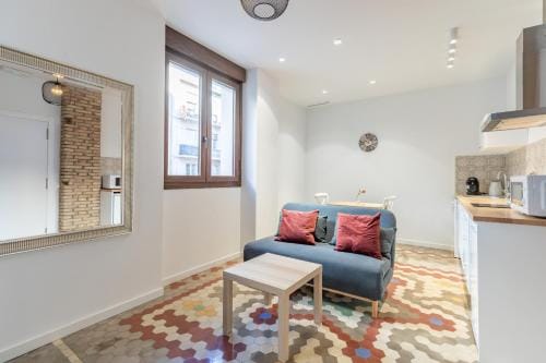 Apt with Antique Floor & lots of Sun Light Hotel in Valencia