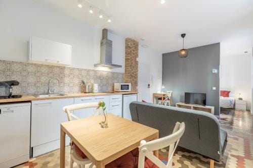 Apt with Antique Floor & lots of Sun Light Hotel in Valencia