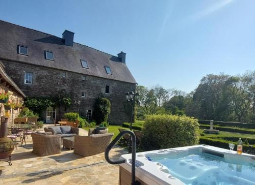 Kergroaz Maner Classe 5 epis Table d'Hotes Manoir dans parc paysage, spa en plein air Bornes vehicul Hotel in Brittany