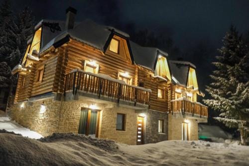 Drvena Kuca RUZA Lodge in Serbia
