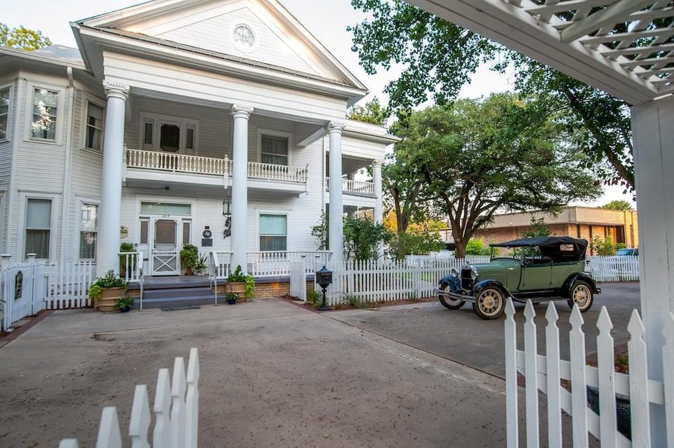 Oaklea Mansion Bed and Breakfast Hotel in Texas