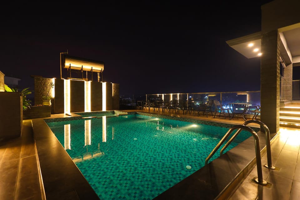Swimming pool [outdoor]