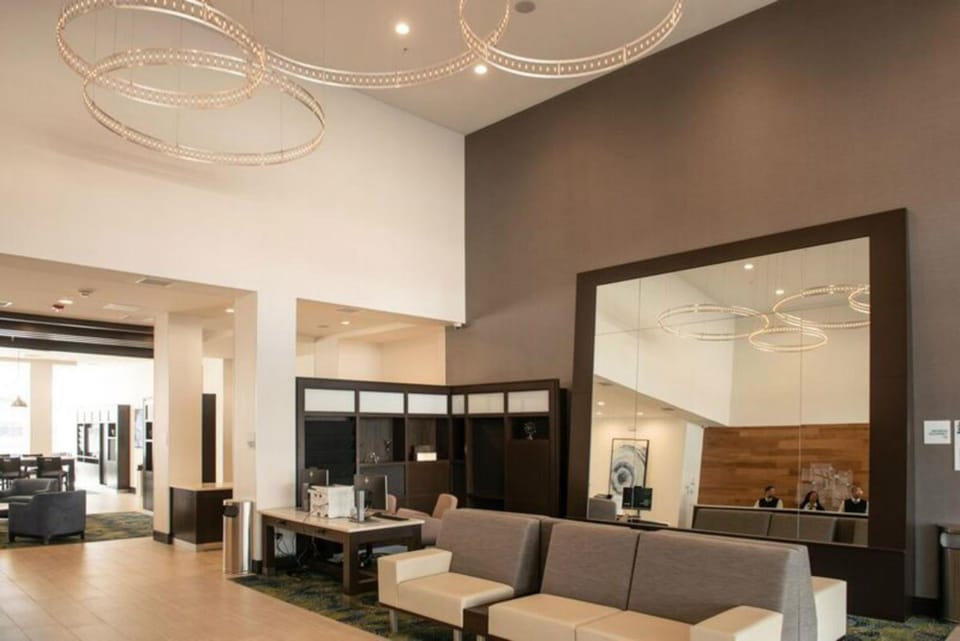 Holiday Inn & Suites Farmington Hills - Detroit NW, an IHG Hotel By IHG Hotel in Farmington Hills