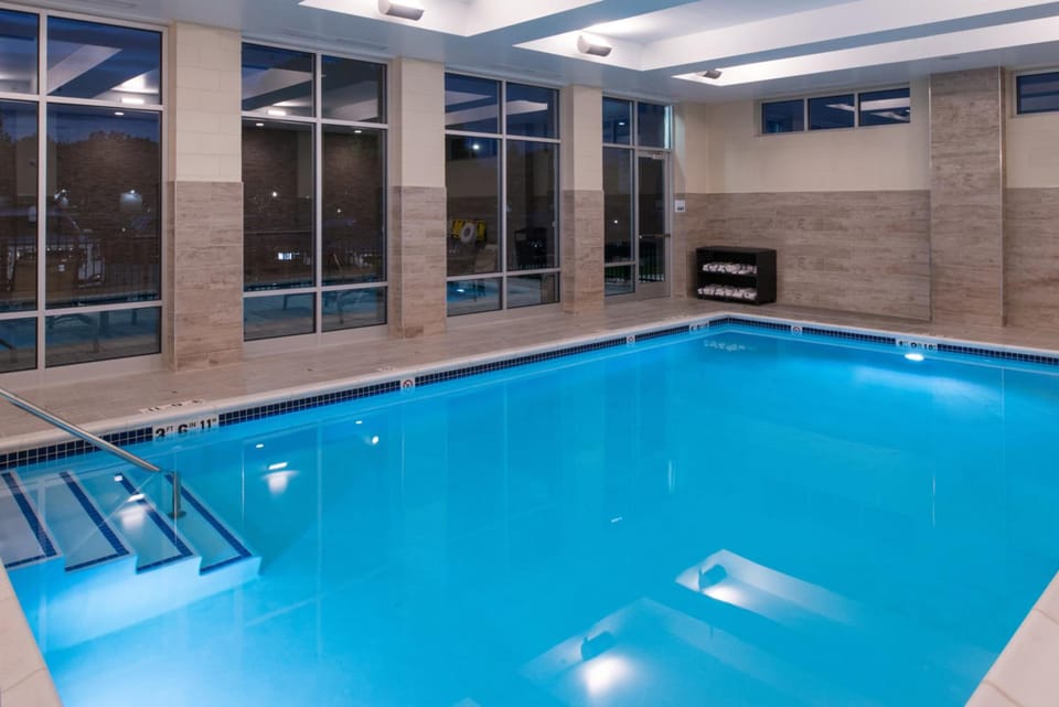 Holiday Inn & Suites Farmington Hills - Detroit NW, an IHG Hotel By IHG Hotel in Farmington Hills