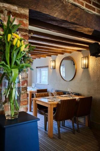 the hammer and pincers Hotel in Charnwood