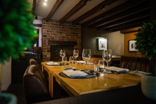 the hammer and pincers Hotel in Charnwood