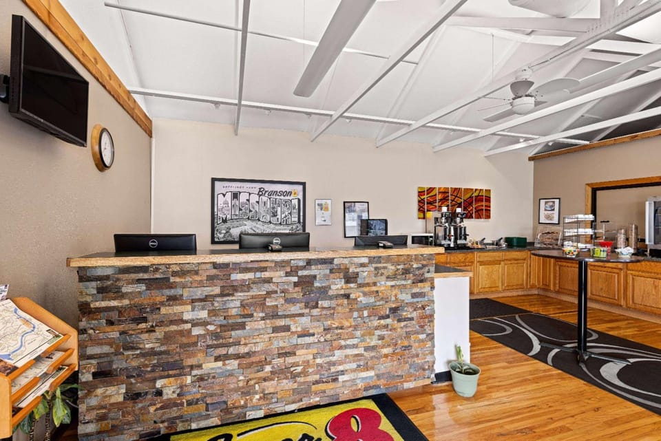 Super 8 by Wyndham Branson / Shepherd of the Hills Exwy Hotel in Branson