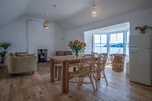 Brook Cottage Green - 2 Bedroom Cottage - Dale Hotel in Marloes and St. Brides