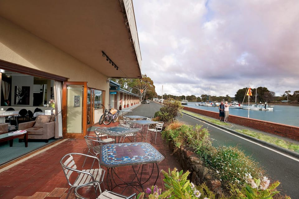 The Waterfront Wynyard Hotel in Wynyard