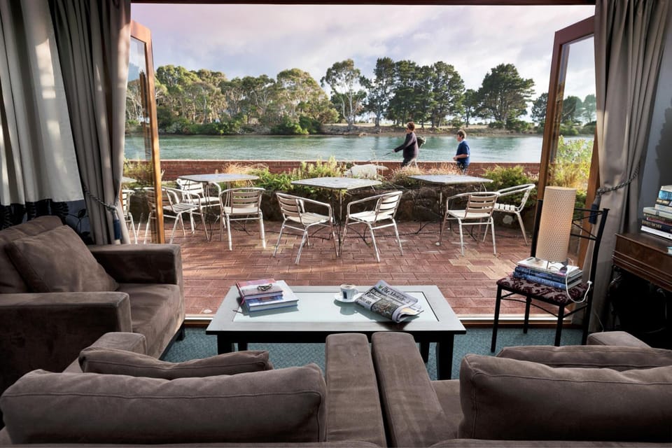 The Waterfront Wynyard Hotel in Wynyard