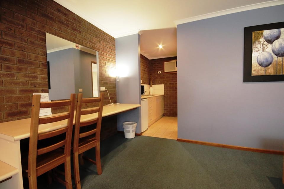 Golden Palms Motel Motel in Geelong