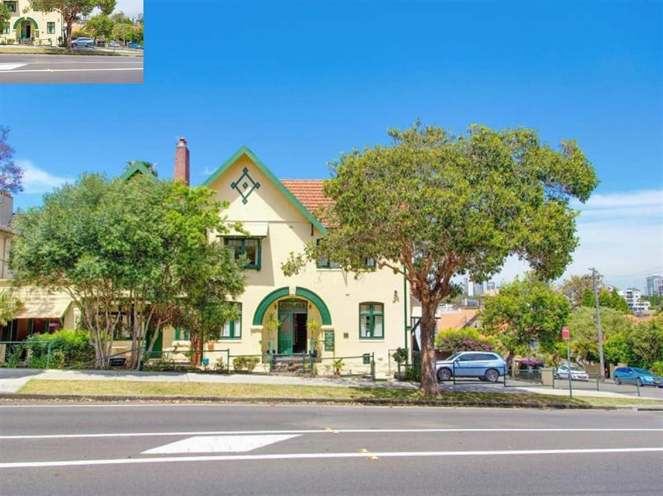 Neutral Bay Lodge Hotel in Sydney