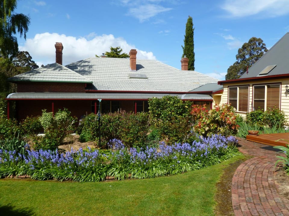 Donalea Bed and Breakfast & Riverview Apartment Hotel in Tasmania
