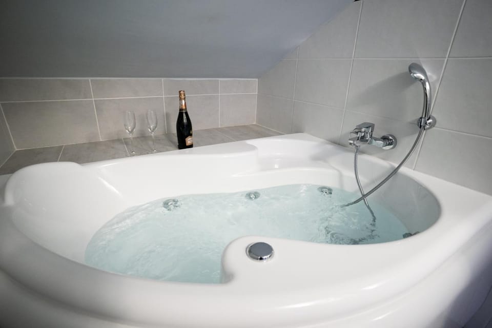 J Hotel Hotel in Piedmont