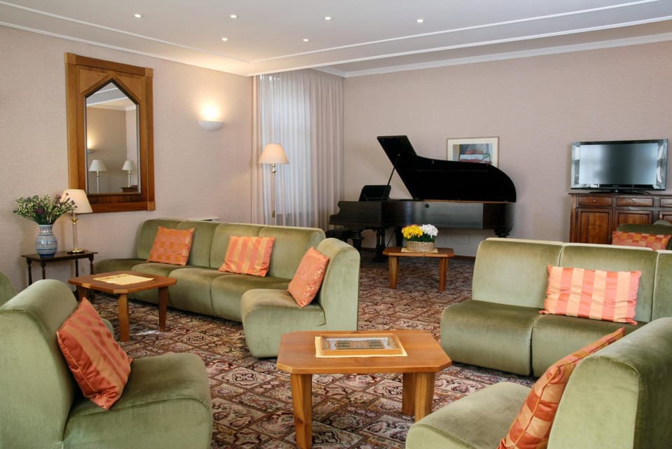 Shared lounge/TV area