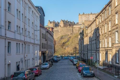 Lovely apartment beneath Edinburgh Castle Hotel in Edinburgh