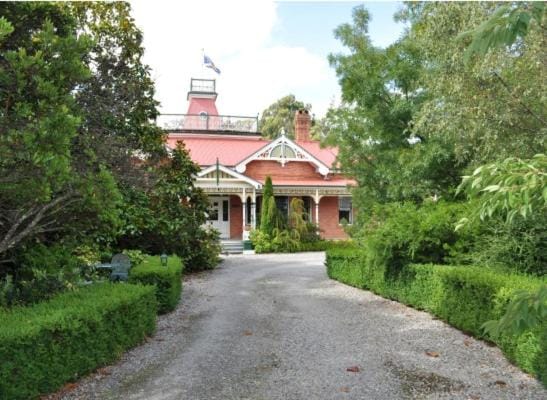 Ormiston House Hotel in Strahan