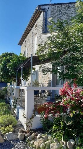 Mas Notre-Dame, Adults only, situation ideale, grand jardin paisible Hotel in Grospierres