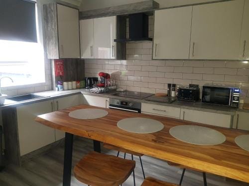 Highfields Living - All Rooms Ensuite- Free Wifi- Free Local Parking Hotel in Sheffield