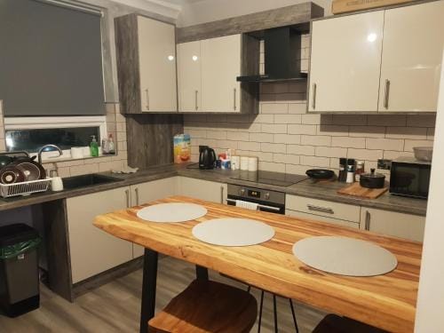 Highfields Living - All Rooms Ensuite- Free Wifi- Free Local Parking Hotel in Sheffield