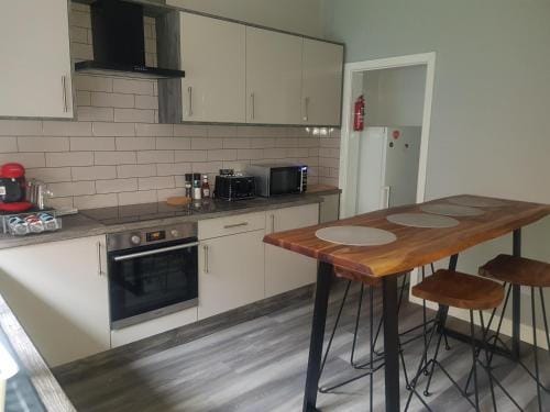 Highfields Living - All Rooms Ensuite- Free Wifi- Free Local Parking Hotel in Sheffield