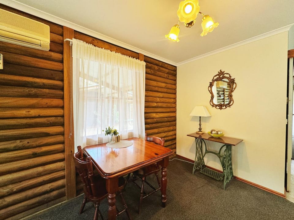 Halls Gap Log Cabins Resort in Halls Gap