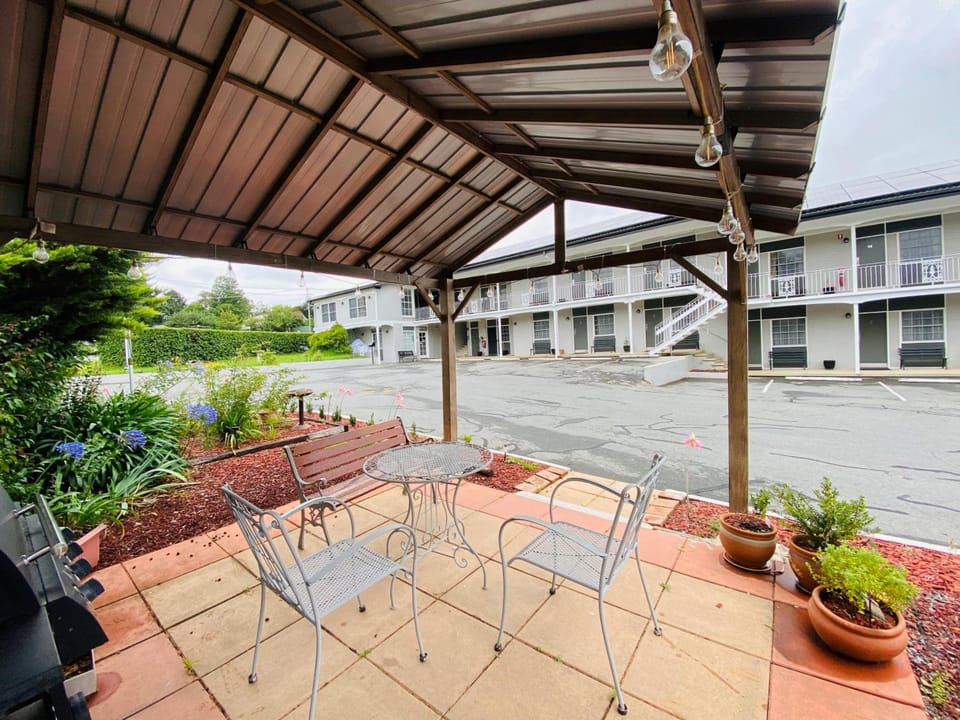 Colonial Lodge Motor Inn Motel in Yass