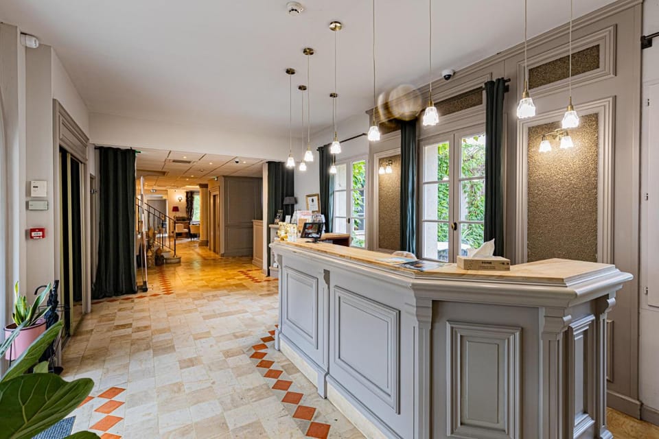 Logis Hostellerie des Clos et restaurant Bistrot des grands crus et Maison de la tour Chablis Hotel in Chablis