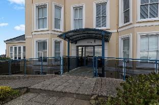 3 South Beach Court - Cosy Seafront Apartment Hotel in Wales