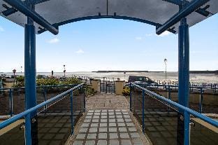 3 South Beach Court - Cosy Seafront Apartment Hotel in Wales