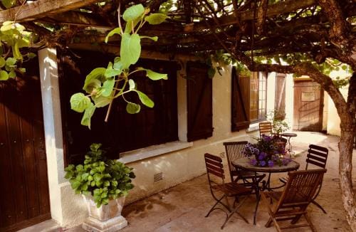 Le Clos Rabelais Hotel in Centre-Val de Loire