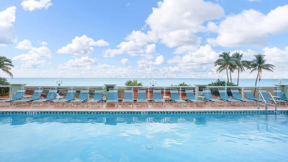 Swimming pool [outdoor]