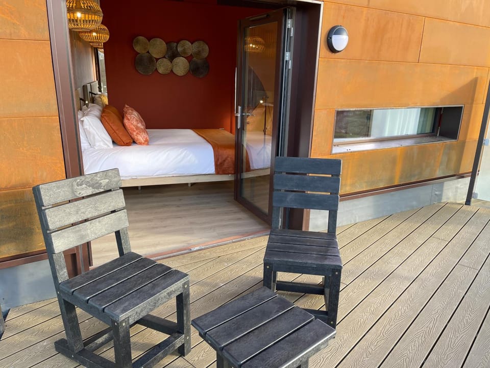 Hex Wildlife Hotel at Yorkshire Wildlife Park Hotel in Bassetlaw District