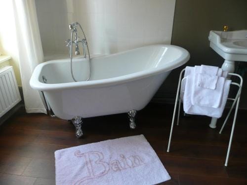 Chambres d'hotes et Roulotte Au Bonheur Du Parc Hotel in Bourgogne-Franche-Comté