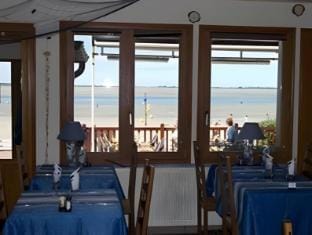 Aux Trois Jean Hotel in Le Crotoy