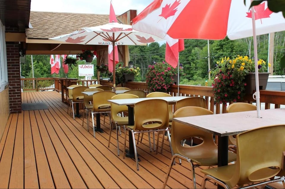 Lakeside Inn Restaurant and Bar Inn in North Frontenac