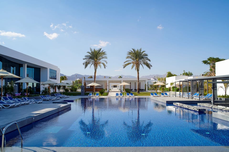 Swimming pool [outdoor]