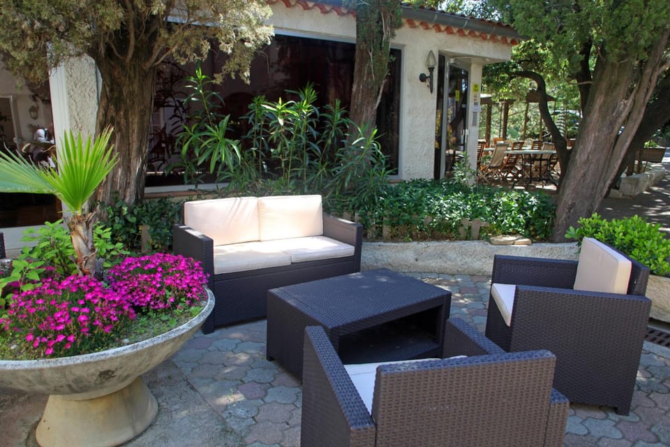 Le Petit Manoir Hotel Provence Hotel in Villeneuve-lès-Avignon