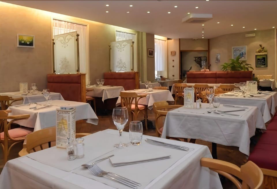 Logis Hotel Les Pages Hotel in Grand Est